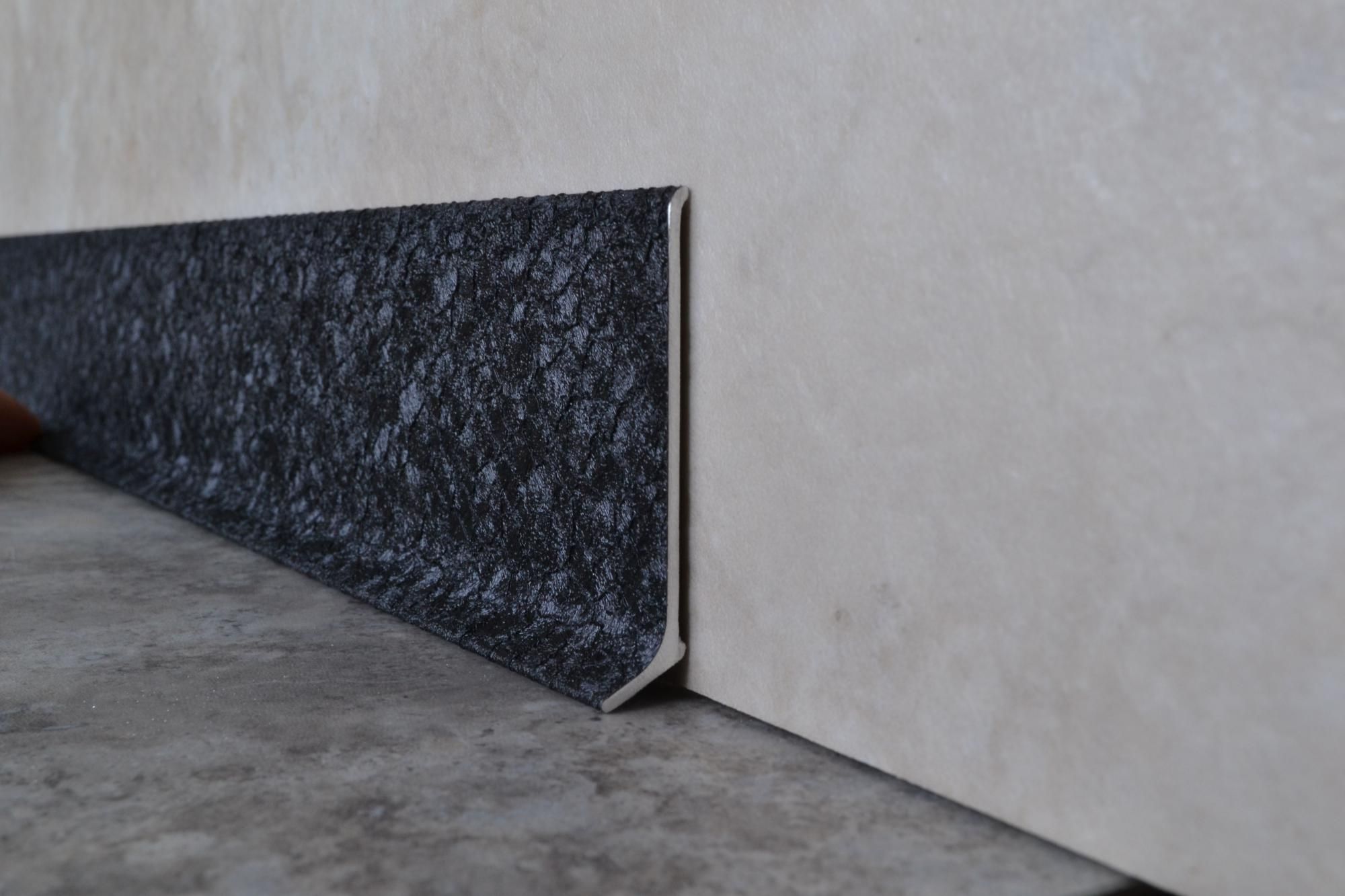 Плинтус алюминиевый L-образный текстура кожи черная (2500*11*60 мм) — купить в Иркутске