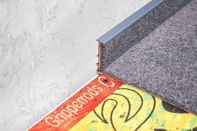 Плинтус для ковролина "Korner" Listwa графит (2500*13,8*50 мм) — купить в Иркутске